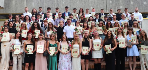 The winner takes it all … <br> Verabschiedung der Abiturientinnen und Abiturienten des Beruflichen Gymnasiums in Bad Oldesloe Bild zu The winner takes it all … <br> Verabschiedung der Abiturientinnen und Abiturienten des Beruflichen Gymnasiums in Bad Oldesloe