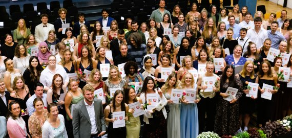 Abschlussfeier der Fachschule und Berufsfachschule Sozialpädagogik Bild zu Abschlussfeier der Fachschule und Berufsfachschule Sozialpädagogik