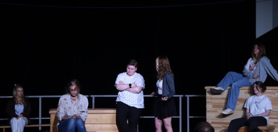 Abiturjahrgang des Beruflichen Gymnasiums inszeniert Jugenddrama Bild zu Abiturjahrgang des Beruflichen Gymnasiums inszeniert Jugenddrama