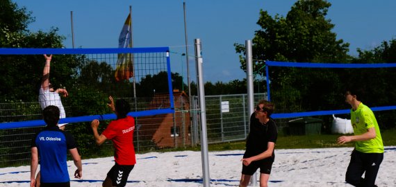 „Match of the Balls“ Abiturjahrgang des Beruflichen Gymnasiums organisiert Sportfest an der Beruflichen Schule in Bad Oldesloe Bild zu „Match of the Balls“ Abiturjahrgang des Beruflichen Gymnasiums organisiert Sportfest an der Beruflichen Schule in Bad Oldesloe