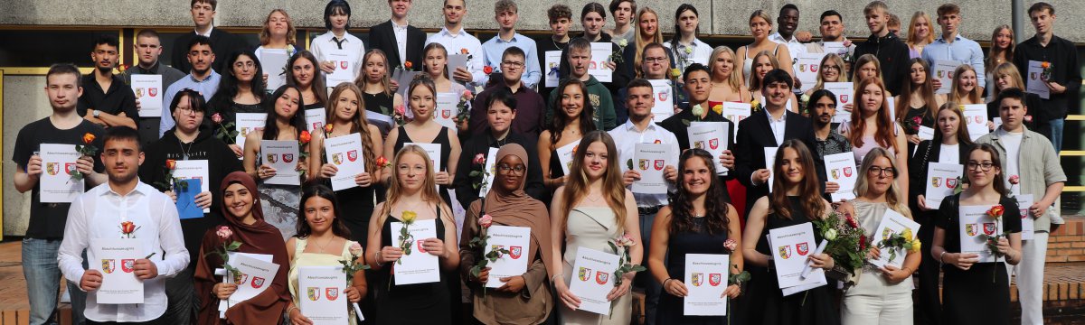 Ein Hoch auf uns! Berufsfachschule I und Berufsfachschule III feiern ihren Abschluss Berufliche Schule des Kreises Stormarn in Bad Oldesloe Ein Hoch auf uns! Berufsfachschule I und Berufsfachschule III feiern ihren Abschluss Berufliche Schule des Kreises Stormarn in Bad Oldesloe