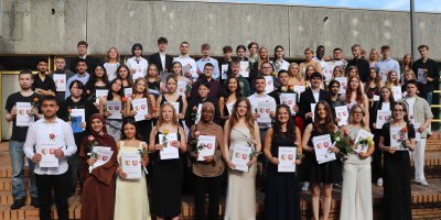 Ein Hoch auf uns! Berufsfachschule I und Berufsfachschule III feiern ihren Abschluss